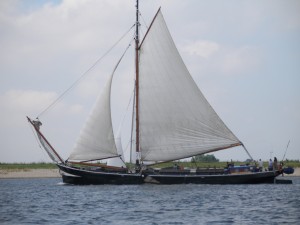 On croise un bateau traditionnel hollandais à fond plat...